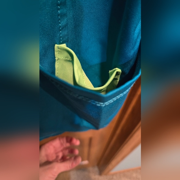 Healing Hands Works, Women's size 2X, Scrub Top,Barely Worn,Perfect Shape,Teal - Picture 6 of 8